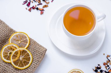 Turuncu bitkisel tarçın ve kakule tatlım beyaz fincan beyaz ahşap bir masa üzerinde Noel çay aromalı 