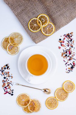 Turuncu bitkisel tarçın ve kakule tatlım beyaz fincan beyaz ahşap bir masa üzerinde Noel çay aromalı 