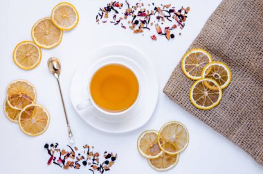 Turuncu bitkisel tarçın ve kakule tatlım beyaz fincan beyaz ahşap bir masa üzerinde Noel çay aromalı 