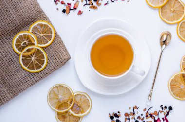 Turuncu bitkisel tarçın ve kakule tatlım beyaz fincan beyaz ahşap bir masa üzerinde Noel çay aromalı 