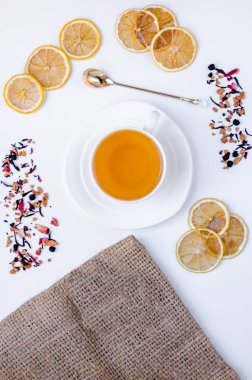 Turuncu bitkisel tarçın ve kakule tatlım beyaz fincan beyaz ahşap bir masa üzerinde Noel çay aromalı 