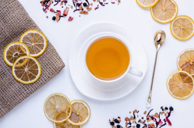 Turuncu bitkisel tarçın ve kakule tatlım beyaz fincan beyaz ahşap bir masa üzerinde Noel çay aromalı 