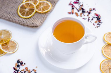 Turuncu bitkisel tarçın ve kakule tatlım beyaz fincan beyaz ahşap bir masa üzerinde Noel çay aromalı 