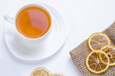 Turuncu bitkisel tarçın ve kakule tatlım beyaz fincan beyaz ahşap bir masa üzerinde Noel çay aromalı 