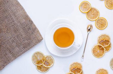 Turuncu bitkisel tarçın ve kakule tatlım beyaz fincan beyaz ahşap bir masa üzerinde Noel çay aromalı 