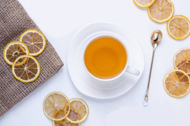 Turuncu bitkisel tarçın ve kakule tatlım beyaz fincan beyaz ahşap bir masa üzerinde Noel çay aromalı 