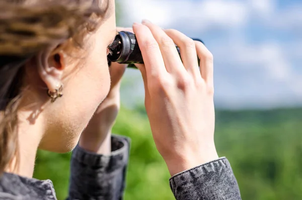 Uma Mulher Com Binóculos Nas Mãos Olha Para Distância Natureza Imagens Royalty-Free