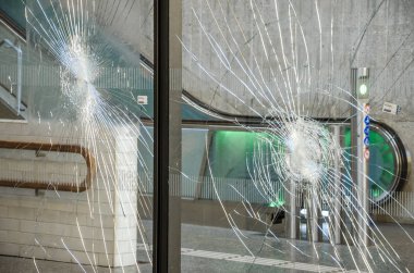 Protestolar teröristlerin saldırı kırık cam cam metro vitrin isyan, çatışma, kanunsuzluk, suç, isyanlar 