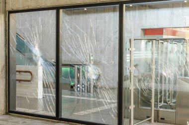 Protestolar teröristlerin saldırı kırık cam cam metro vitrin isyan, çatışma, kanunsuzluk, suç, isyanlar 