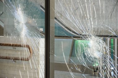 Protestolar teröristlerin saldırı kırık cam cam metro vitrin isyan, çatışma, kanunsuzluk, suç, isyanlar 