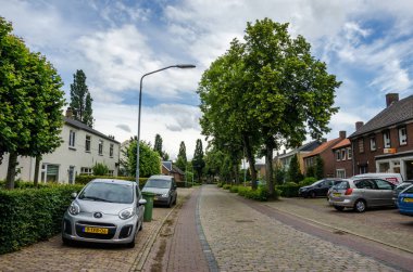 Lage Mierde, Hollanda - 13 Haziran 2019: Tuğla binalar ve lage Mierde Holland anıtı evler. Güney Hollanda. Kuzey Brabant