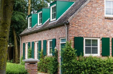 Lage Mierde, Hollanda - 13 Haziran 2019: Tuğla binalar ve lage Mierde Holland anıtı evler. Güney Hollanda. Kuzey Brabant