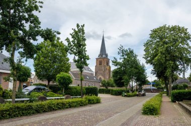 Lage Mierde, Hollanda - 13 Haziran 2019: Tuğla binalar ve lage Mierde Holland anıtı evler. Güney Hollanda. Kuzey Brabant