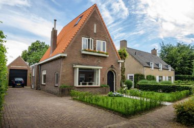 Lage Mierde, Hollanda - 13 Haziran 2019: Tuğla binalar ve lage Mierde Holland anıtı evler. Güney Hollanda. Kuzey Brabant