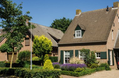 Lage Mierde, Hollanda - 13 Haziran 2019: Tuğla binalar ve lage Mierde Holland anıtı evler. Güney Hollanda. Kuzey Brabant