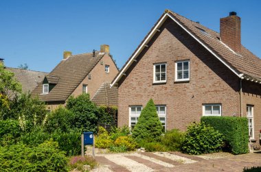 Lage Mierde, Hollanda - 13 Haziran 2019: Tuğla binalar ve lage Mierde Holland anıtı evler. Güney Hollanda. Kuzey Brabant