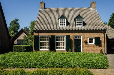Lage Mierde, Hollanda - 13 Haziran 2019: Tuğla binalar ve lage Mierde Holland anıtı evler. Güney Hollanda. Kuzey Brabant