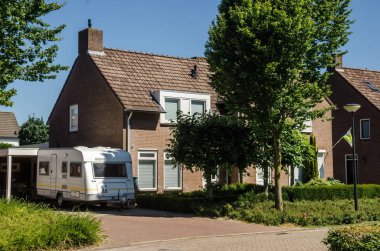 Lage Mierde, Hollanda - 13 Haziran 2019: Tuğla binalar ve lage Mierde Holland anıtı evler. Güney Hollanda. Kuzey Brabant