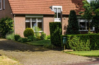 Lage Mierde, Hollanda - 13 Haziran 2019: Tuğla binalar ve lage Mierde Holland anıtı evler. Güney Hollanda. Kuzey Brabant