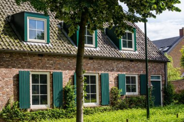 Lage Mierde, Hollanda - 13 Haziran 2019: Tuğla binalar ve lage Mierde Holland anıtı evler. Güney Hollanda. Kuzey Brabant