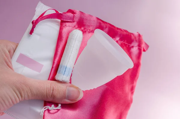 Közelről Kézben Gazdaság Fehér Menstruációs Csésze Egészségügyi Szalvéta Tampon Rózsaszín — Stock Fotó