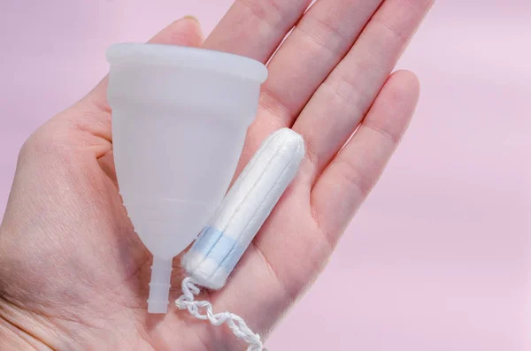 Close Mão Mulher Segurando Tampão Guardanapo Sanitário Copo Menstrual Branco Fotografia De Stock