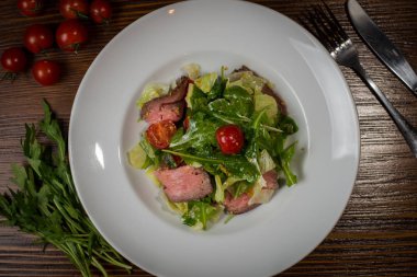 Dana beyaz tabakta sıcak salata