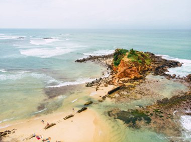 Tropikal plaj havadan aşağıya doğru bakış. Broidered Sri Lanka