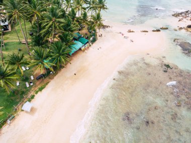 Üstten görünüm çarpıcı bir güzel deniz manzara plaj turkuaz su reklam metniniz için kopya alanı ile drone havadan görüntü. Güzel kum plaj broidered Sri Lanka