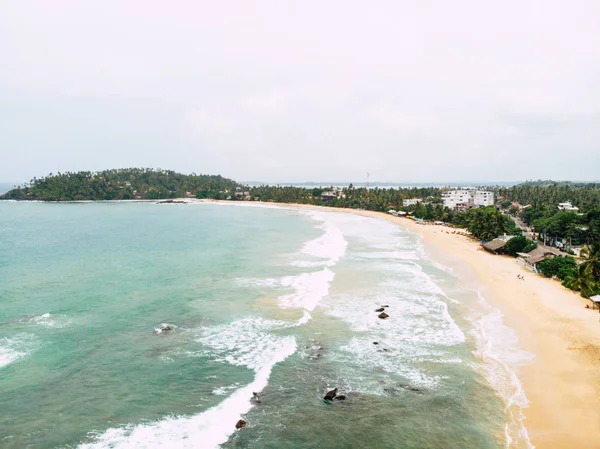 Dół z lotu ptaka tropikalnej plaży. Mirisa Sri Lanka — Zdjęcie stockowe