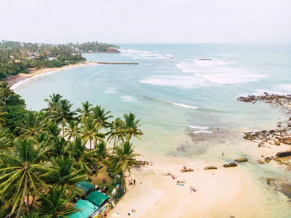 Bovenaanzicht van het prachtige strand en Mirisa Sri Lanka. Luchtfoto drone schot van turquoise zeewater op het strand - ruimte voor tekst. Cancun strand luchtfoto. — Stockfoto