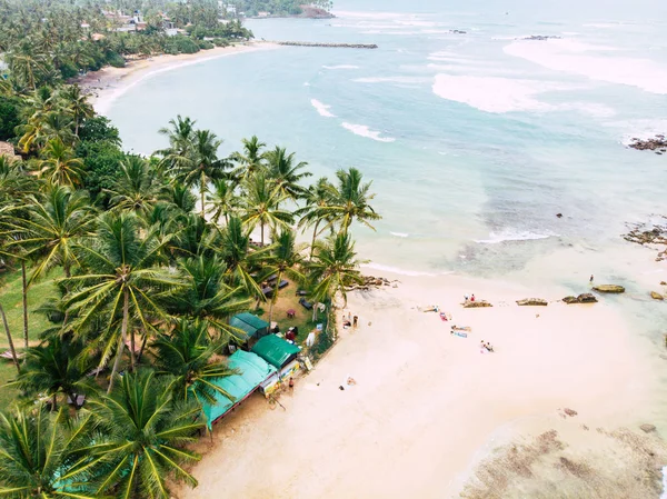 Drone антена постріл бірюзове море води на пляжі - панорамний банер Mirisa Шрі-Ланки — стокове фото