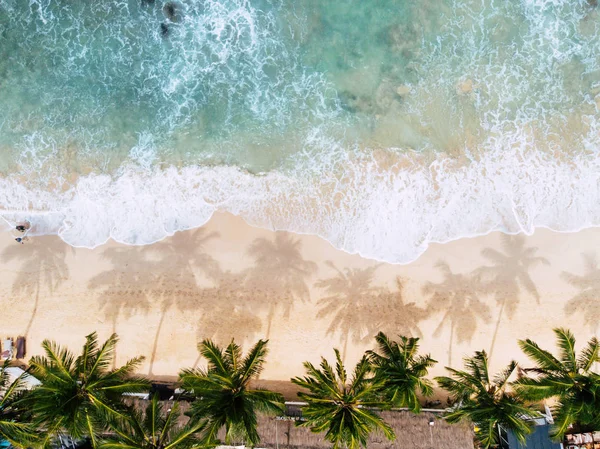 Vista superior de una mujer tomando el sol tumbada en la playa tropical vacaciones de verano drone shot — Foto de Stock