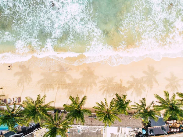 Zand luchtfoto, top uitzicht op het strand van een prachtig zandstrand luchtfoto geschoten met de blauwe golven rollen in de oever, sommige rotsen presenteren — Stockfoto