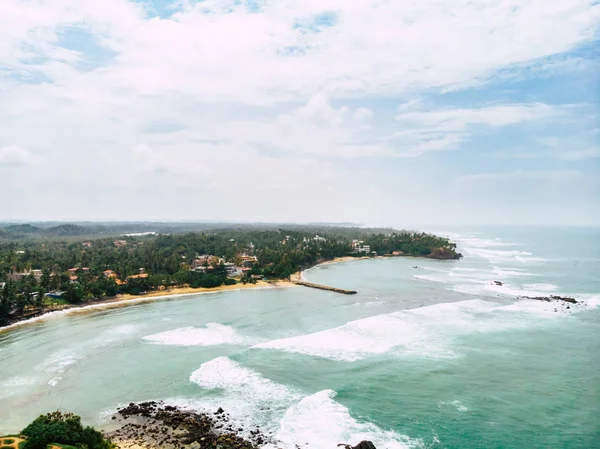 Pohled shora od krásné bílé písčité pláže s tyrkysovým mořem vody a palmami, letecké dron shot — Stock fotografie