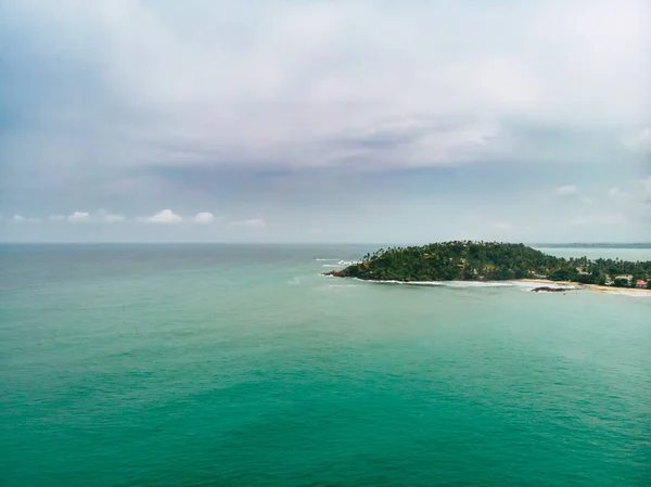 Playa de arena aérea, vista superior de una hermosa playa de arena aérea con las olas azules rodando en la orilla, algunas rocas presentan Mirisa Sri Lanka — Foto de Stock