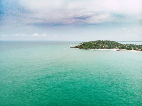 Praia de areia aérea, vista superior de uma bela praia de areia aérea tiro com as ondas azuis rolando para a costa, algumas rochas presentes Mirisa Sri Lanka — Fotografia de Stock