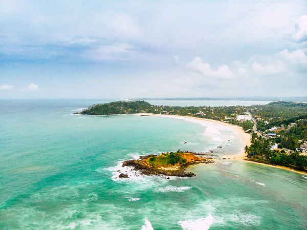 Playa de arena aérea, vista superior de una hermosa playa de arena aérea con las olas azules rodando en la orilla, algunas rocas presentan Mirisa Sri Lanka —  Fotos de Stock