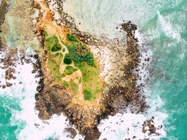 Broidered Sri Lanka üst görünüm hava atış tropikal deniz sahil plaj, kayalar, ağaçlar ve mavi su ile