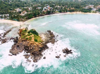 Palmiye ağaçları ve zümrüt okyanus su süslü tropik ada sahne çarpıcı. Nefes kesen görüntüsünü büyümüş boş kum plaj, yalnız hut ve tekne broidered Sri Lanka yaz güneşi.