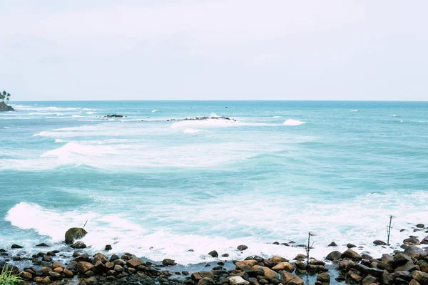 Тропічний острів, краєвид пляжу, ловлячий рибу човен в прозорих синій океан, гарне свіжими зеленими пальмами, подорожей і туризму концепція Mirisa Шрі-Ланки — стокове фото