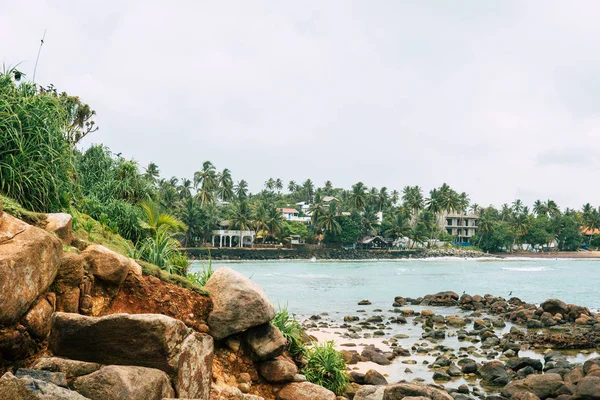 Hermosa playa. Vista de la bonita playa tropical con palmeras alrededor. Concepto vacaciones y vacaciones. Playa tropical. Mirisa Sri Lanka — Foto de Stock