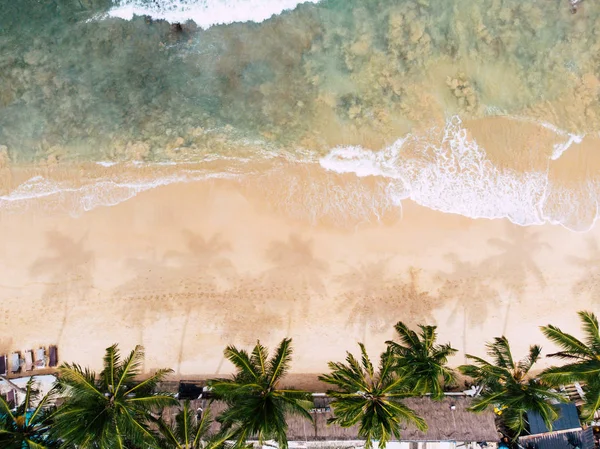 Vista superior de la hermosa playa. Aerial drone shot of turquoise sea water at the beach - space for text (en inglés). Playa costera caribeña con agua turquesa y vistas aéreas de grandes olas. Cancún vista aérea de la playa. — Foto de Stock