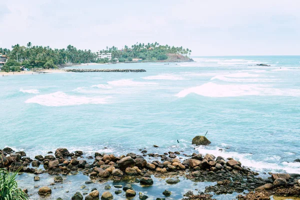 Plaży krajobraz, wędkowanie z łodzi w przezroczysty niebieski ocean, Tropikalna wyspa piękna, świeże zielone palmy drzewa, Podróże i turystyka pojęcie Mirisa Sri Lanka — Zdjęcie stockowe