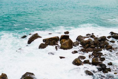 Muhteşem manzarası masmavi deniz güneş parlıyor. Dramatik sabah sahne.