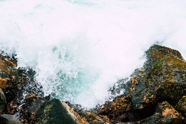Nebezpečí moře vlna na pobřeží rock s spreje a pěny před bouří v Mirisa Srí Lanka — Stock fotografie