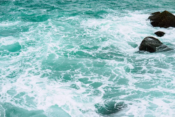 Fließende Wasseroberfläche. Abstrakter Hintergrund — Stockfoto