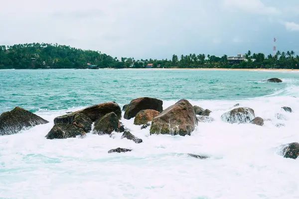 아름 다운 해변과 파도 Mirisa 스리랑카 — 스톡 사진