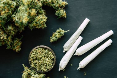 Esrar esrar esrar trichomes ve ezilmiş ot bir değirmeni ile makro çekim