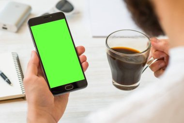 Online ödeme plastik kart adam kullanan bir akıllı telefon ile bir için chroma anahtar yeşil ekran ile